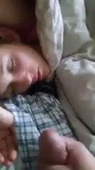 Напугал спящую выстрелом спермы на лицо