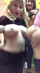 Пьяные бабы показали сиськи