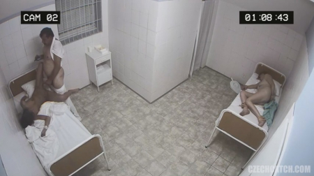 Работник психушки использует бессознательные тела