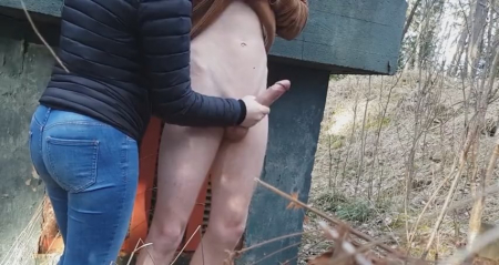 Незнакомка дрочкой помогла кончить шалуну в лесу